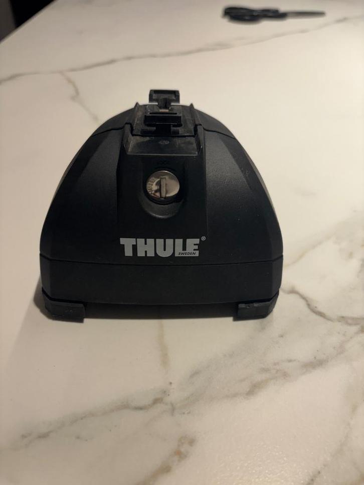 Thule Dakdrager voetenset + adapterkit, Autos : Divers, Porte-bagages, Comme neuf, Enlèvement