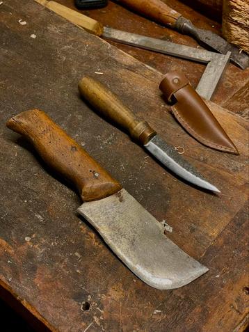 Lot van twee messen voor leer en hout beschikbaar voor biedingen