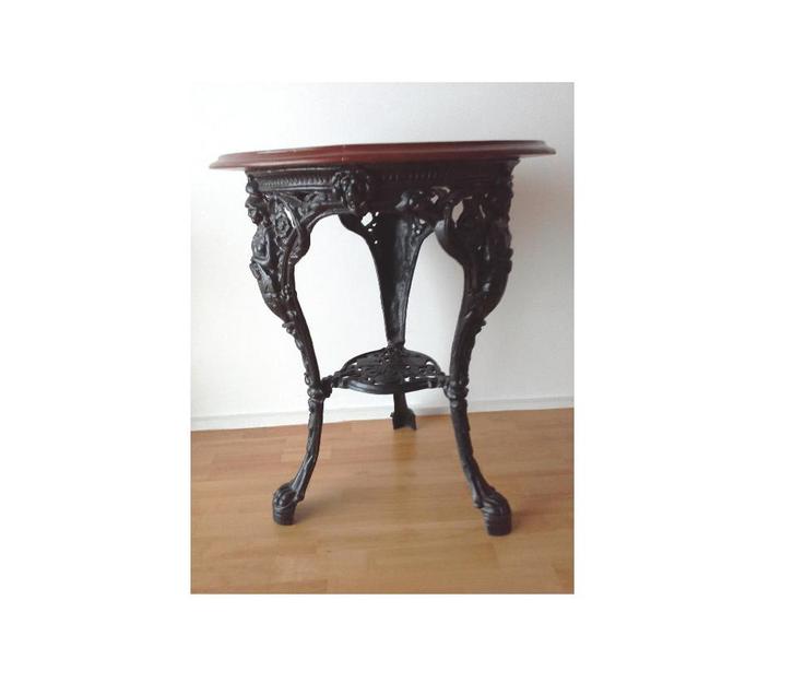 Table Britannia vintage made in UK en bois & pied en fonte, Maison & Meubles, Tables | Tables d'appoint, Utilisé, Rond, 60 cm ou plus