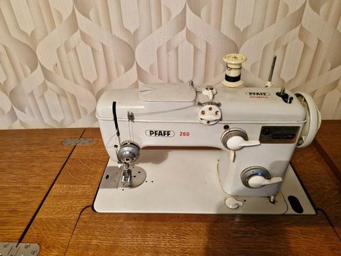 Naaimachine Pfaff 260 (met inbouwkast), Hobby en Vrije tijd, Naaimachines en Toebehoren, Gebruikt, Naaimachine, Pfaff, Ophalen