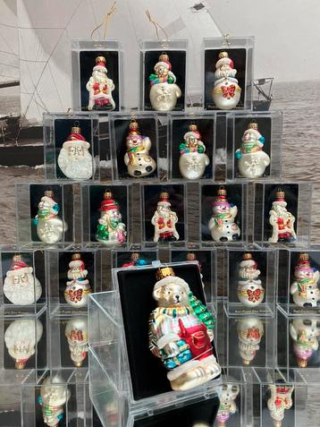 19 glazen en handbeschilderde kerstballen (in plexi doosje) beschikbaar voor biedingen