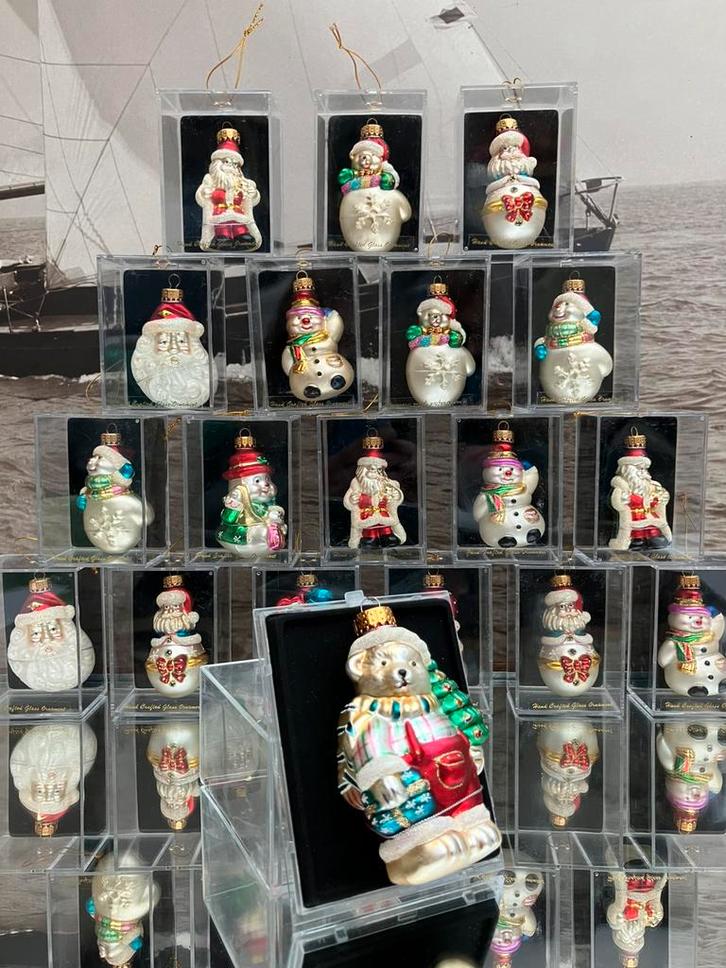 19 glazen en handbeschilderde kerstballen (in plexi doosje), Diversen, Kerst, Zo goed als nieuw, Ophalen of Verzenden