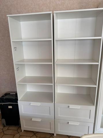 Une paire de bibliothèques et de vitrines beschikbaar voor biedingen