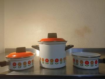 Vintage pottenset  beschikbaar voor biedingen