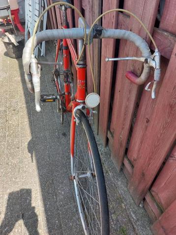 Een Elite koersfiets van jaren 70 met 10 versnellingen  beschikbaar voor biedingen