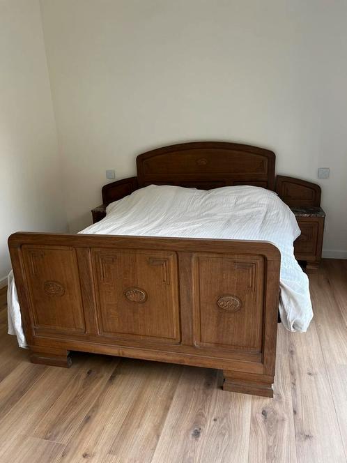 Lit vintage en bois massif avec tables de chevet en marbre, Maison & Meubles, Chambre à coucher | Lits, Enlèvement ou Envoi
