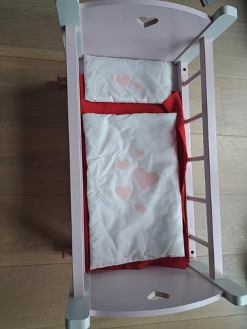 Houten poppenwiegje beschikbaar voor biedingen