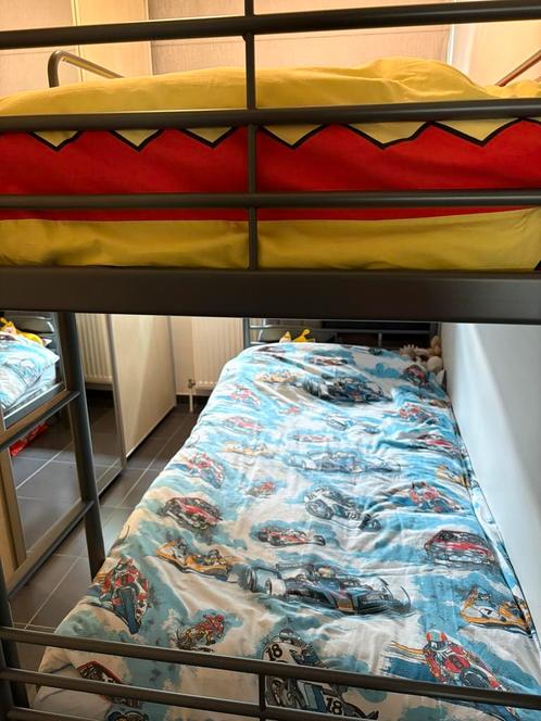 Stevig stapelbed met dikke stevige matrassen en toebehoren., Huis en Inrichting, Slaapkamer | Stapelbedden en Hoogslapers, Zo goed als nieuw