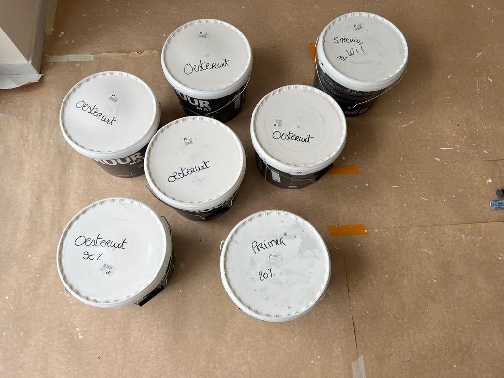 Oesterwit en Primer (wit) kleuren, Doe-het-zelf en Bouw, Verf, Beits en Lak, Zo goed als nieuw, Verf, 20 liter of meer, Wit, Ophalen