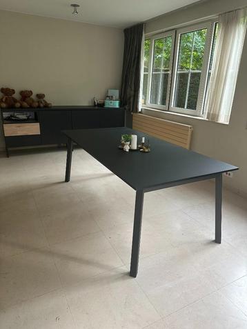 Grote zwarte eettafel (6 tot 8 personen) beschikbaar voor biedingen