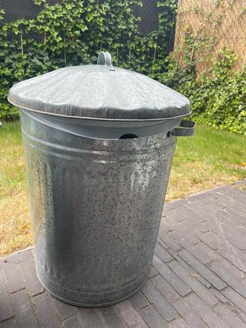 Vuilnisbak buiten beschikbaar voor biedingen