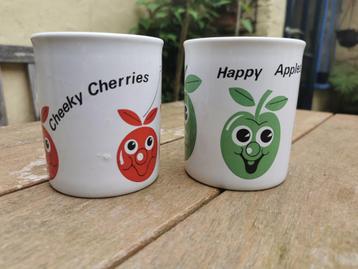 Twee vintage mokken Cheeky Cherries Happy Apples prijs/set