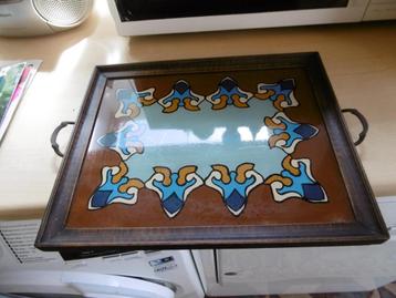 antiek dienblad met glazen blad en metalen handvatjes beschikbaar voor biedingen