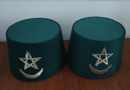 Fez, 2 identieke donkergroene fezzen, oud, niet gebruikt, Antiek en Kunst, Curiosa en Brocante, Ophalen of Verzenden
