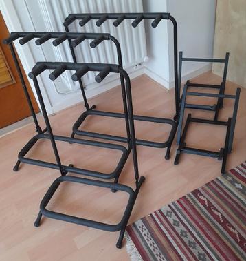 3 gitaarstaanders en 2 verstekerstaander, samen,  als nieuw. beschikbaar voor biedingen