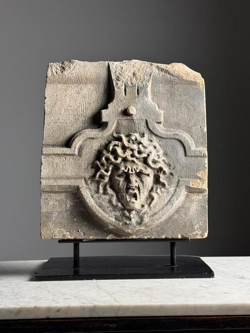18e eeuws hand carved stenen Fragment Medusa, Antiek en Kunst, Antiek | Keramiek en Aardewerk, Ophalen