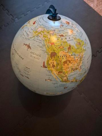 Wereldbol met licht Franse taal beschikbaar voor biedingen
