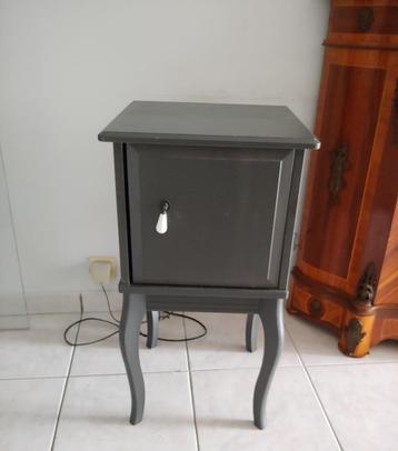 Elegant modern kastje met mooie achterwand en handvatje beschikbaar voor biedingen
