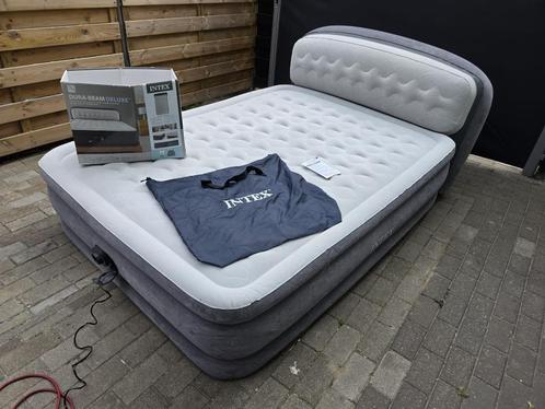 Intex Dura beam Bed Deluxe 2 persoons, Caravans en Kamperen, Luchtbedden, Gebruikt, 2-persoons, Ingebouwde pomp, Ophalen of Verzenden