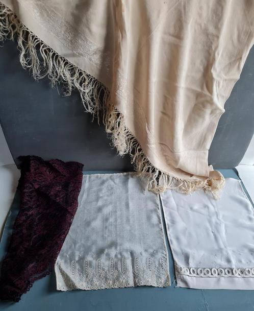 3 antieke Habotai zijde sjaals en 1 oude kanten, Antiek en Kunst, Antiek | Kleding en Textiel, Dames, Heren, Ophalen of Verzenden