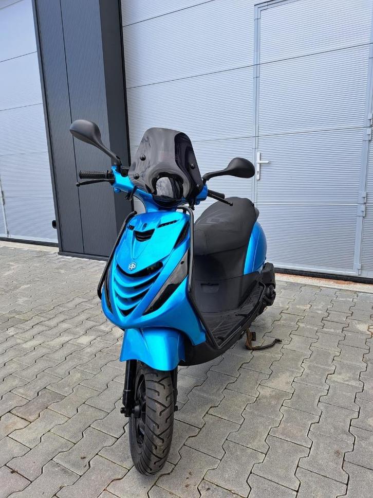 Piaggio Zip 4T Scooter Glans Blauw FULL OPTION (B-KLASSE), Fietsen en Brommers, Overige Fietsen en Brommers, Zo goed als nieuw