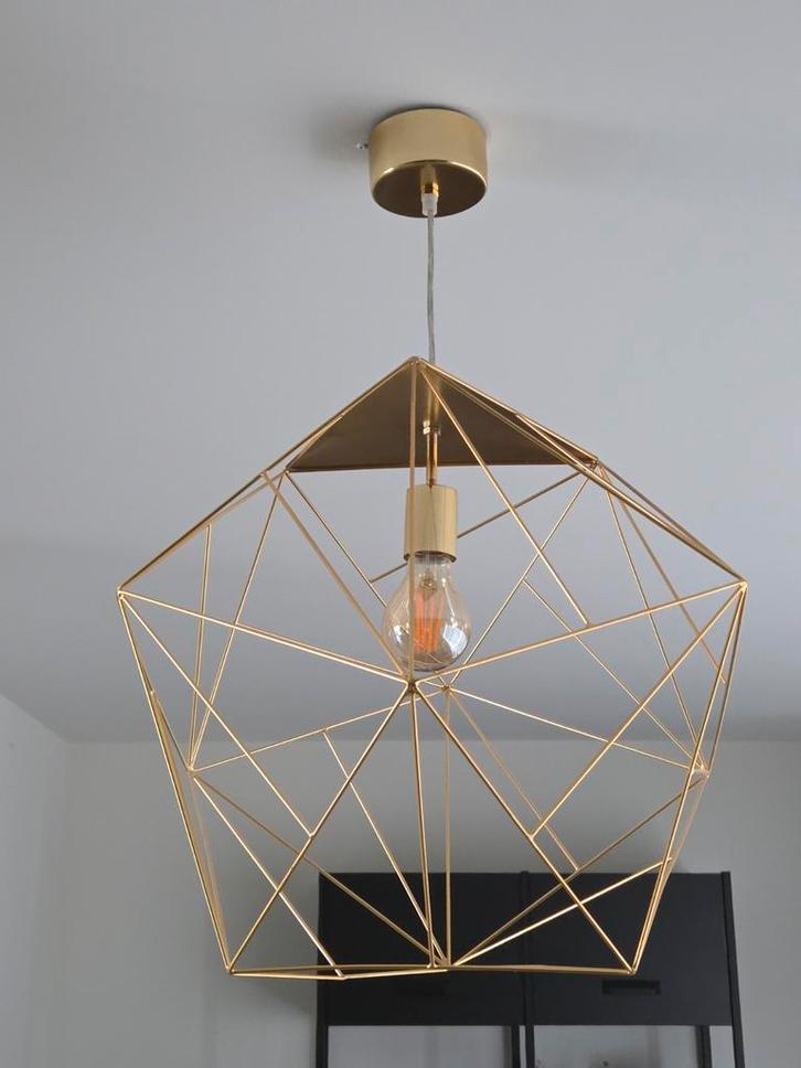 Goudkleurige, stijlvolle hanglamp in minimalistisch design, Huis en Inrichting, Lampen | Hanglampen, Ophalen