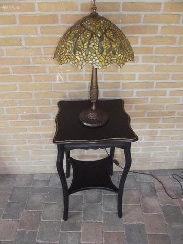 Bijzettafeltje / Pied de stalle beschikbaar voor biedingen