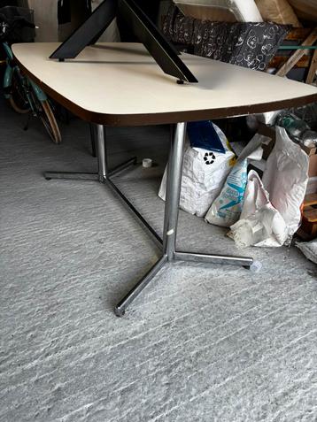 Keukentafel beschikbaar voor biedingen