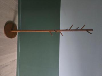 Houten kapstok met voet beschikbaar voor biedingen
