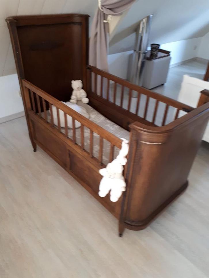 Prachtig antiek kinderbedje op wieltjes, Antiek en Kunst, Antiek | Meubels | Bedden, Ophalen