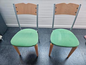 Vintage stoelen beschikbaar voor biedingen