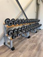 Technogym dumbells 4-32KG incl drielaags rack, Sport en Fitness, Fitnessmaterialen, Ophalen of Verzenden, Halterset