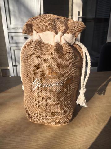 Glazen fles in jute zak beschikbaar voor biedingen