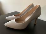 Pumps Clarks lichtgrijs maat 38 nieuwstaat, Pumps, Verzenden, Zo goed als nieuw, Grijs