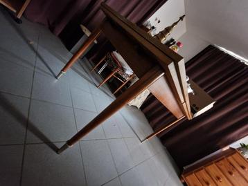 Eettafel en stoelen  beschikbaar voor biedingen