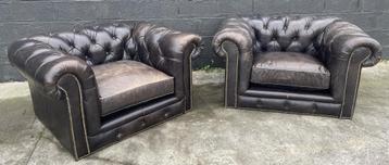 2 X Fauteuil Chesterfield cuir Authentique anglais numeroté disponible aux enchères