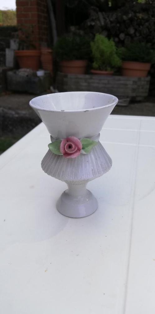 Petite coupe sur pied en porcelaine avec rose., Antiek en Kunst, Antiek | Porselein, Ophalen of Verzenden