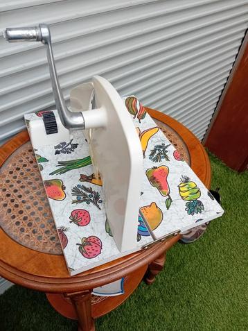Vintage brood snijmachine  beschikbaar voor biedingen