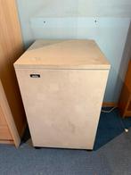 ARMOIRE EN ACIER SUR ROULETTES, Enlèvement