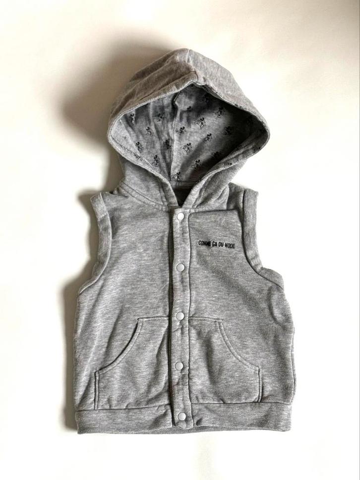 Grijs mouwloos vest met capuchon | 90 cm | Mickey, Kinderen en Baby's, Babykleding | Maat 86, Gebruikt, Jongetje of Meisje, Truitje of Vestje