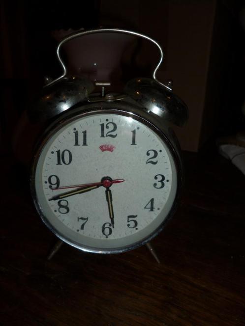Ancien réveil horloge mécanique vintage sixties Made China, Antiquités & Art, Antiquités | Horloges, Enlèvement ou Envoi