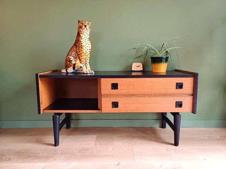 Vintage kast lowboard dressoir, Huis en Inrichting, Kasten | Dressoirs, 100 tot 150 cm, Ophalen