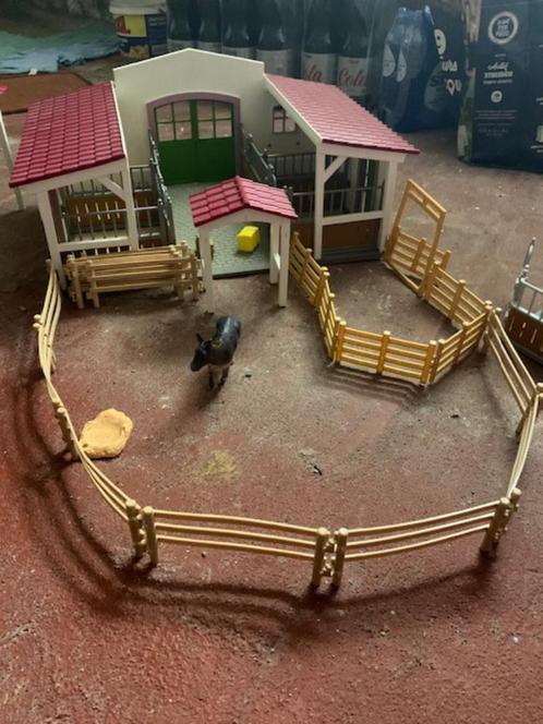 Paardenstal met vele extra's en vele paarden en dieren, Kinderen en Baby's, Speelgoed | Buiten | Speelhuisjes, Zo goed als nieuw