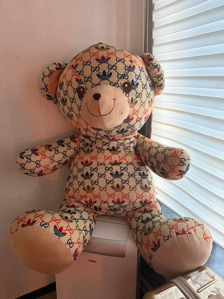 Gucci Adidas beertje, Verzamelen, Beren en Cherished Teddies, Zo goed als nieuw, Ophalen