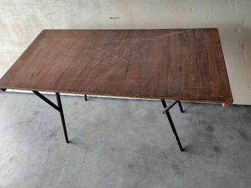 6 tables pliables en bois et en fer chacune
