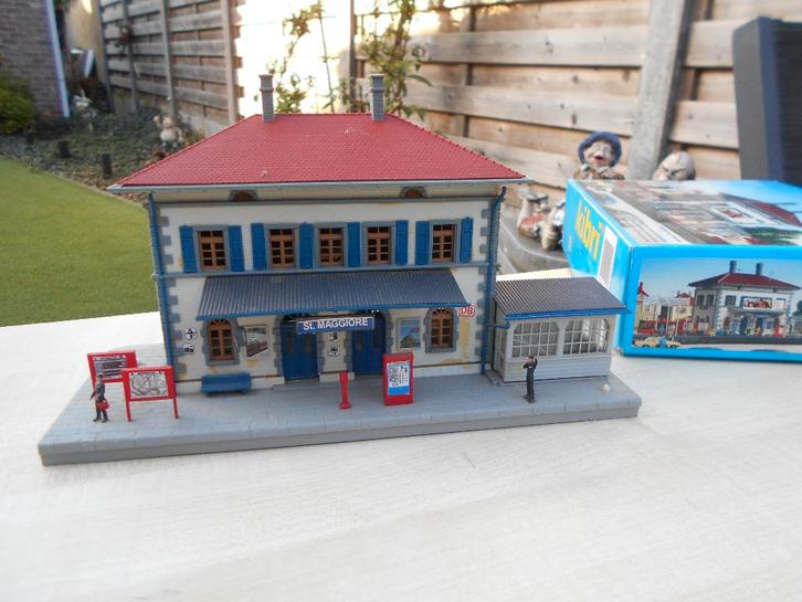 kibri H0 9361 mooi station met enkele figuren, Hobby en Vrije tijd, Modeltreinen | H0, Zo goed als nieuw, Brug, Tunnel of Gebouw