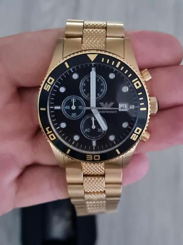 Zeer mooi goudkleurig Armani horloge disponible aux enchères