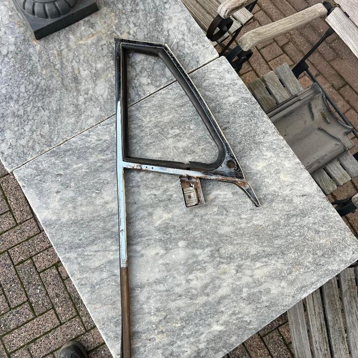 Cadre de fenêtre de ventilation droit VW Super Beetle 1303, Autos : Divers, Accessoires de voiture, Utilisé, Enlèvement ou Envoi