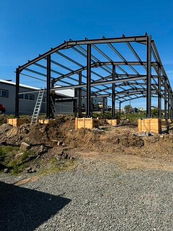 Wij verkopen metalen halconstructies. beschikbaar voor biedingen