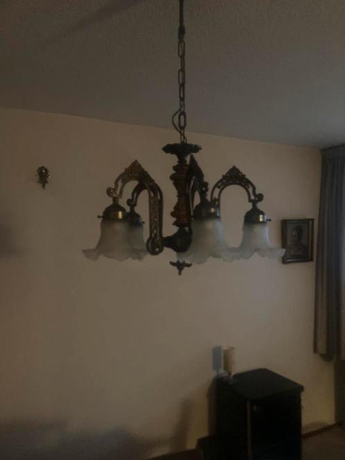 Klassieke 4-arms hanglamp – messing/brons – melkglas kapjes, Huis en Inrichting, Lampen | Kroonluchters, Zo goed als nieuw, Glas